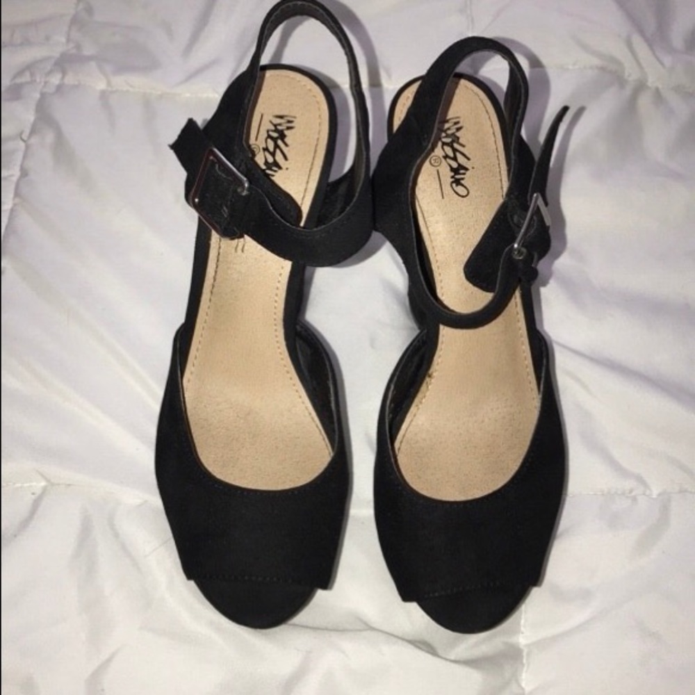 Black pumps